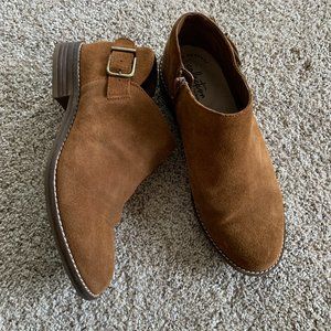 Clarks Women's Camzin Pull Ankle Boot wide fit